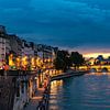Ambiance de soirée avec des nuages sur les rives de la Seine à Paris France sur Dieter Walther