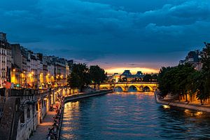 Abendstimmung mit Bewölkung an den Ufern der Seine in Paris Frankreich
