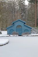Blauw boothuis in de sneeuw