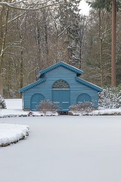 Blauw boothuis in de sneeuw van Hans Monasso