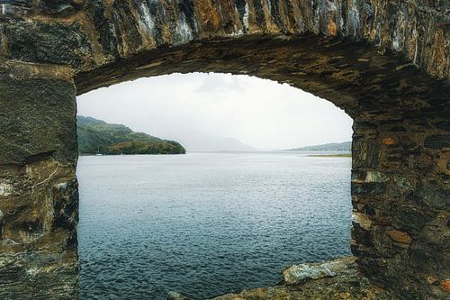 Urquhart Castle in Schotland. Catacomben ruïne bij de verdedigingsmuur.