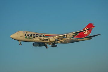 Atterrissage du Boeing 747-400 de Cargolux (LX-TCV). sur Jaap van den Berg