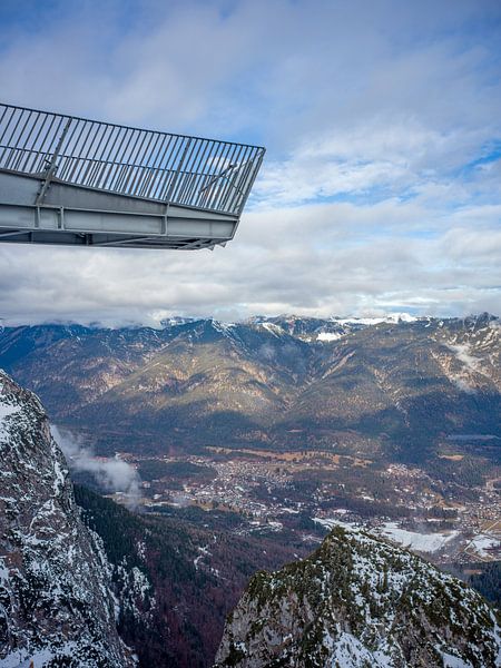 Garmisch-Partenkirchen: Uitzicht vanaf het bergstation Alpspitzbahn naar beneden in het dal van t.ART
