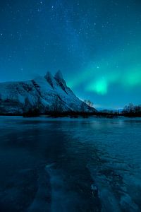 Nordlicht und schöner Sternenhimmel über Otertinden in Nordnorwegen