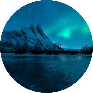 Noorderlicht en mooie sterrenhemel boven Otertinden in noord Noorwegen van Jos Pannekoek