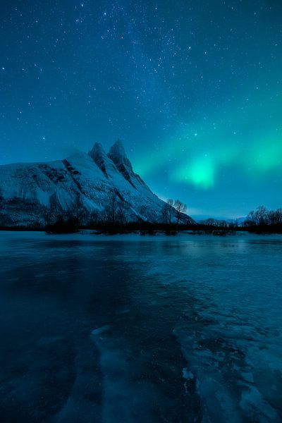 Nordlicht und schöner Sternenhimmel über Otertinden in Nordnorwegen von Jos Pannekoek