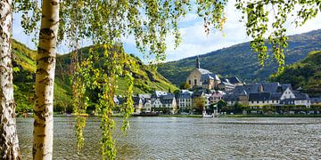 The Picturesque Wine Village Beilstein on the Moselle van Gisela Scheffbuch