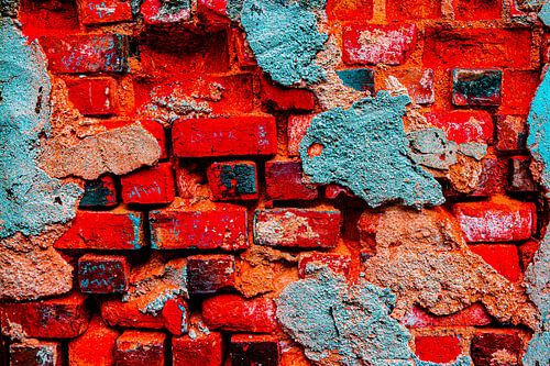 Een stenen muur verliest zijn pleister.