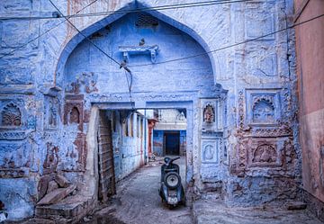 Beeld van de buitenwijk met scooter in Jodhpur, de blauwe stad van India van Wout Kok
