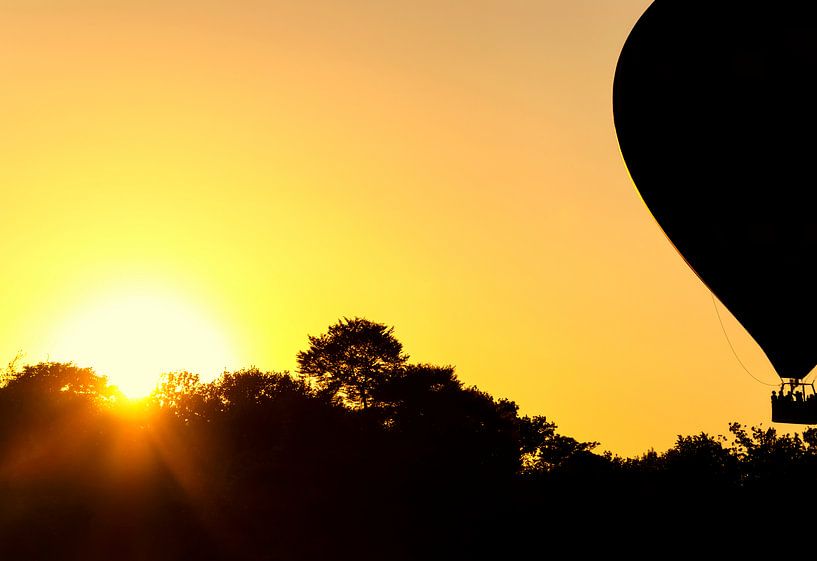 Luchtballon tijdens zonsondergang van Marcel Kerdijk