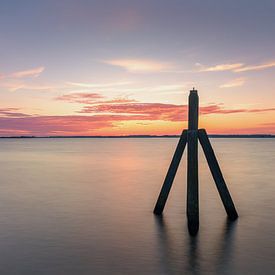 Der Poller bei Oostmahorn bei Sonnenaufgang am Lauwersmeer in der Provinz Friesland von Marga Vroom