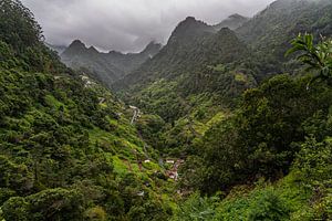 Village dans les montagnes brumeuses de Madère