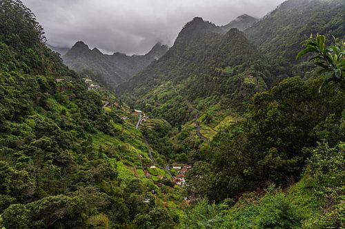 Dorp in de mistige en groene bergen van Madeira van Jeroen de Jongh Fotografie
