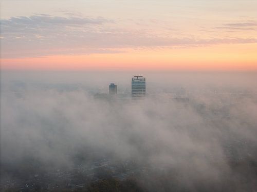Ijssel toren in de mist, met zonsopgang