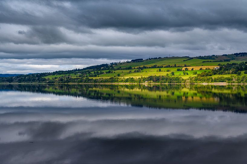 Blick auf die Hügel von der Cromarty Bridge in Schottland. von Ellen van den Doel