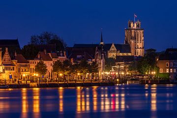 La Grote Kerk et le Groothoofd à Dordrecht le soir.