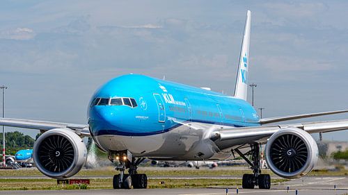 KLM Boeing 777-300 taxiet naar de Polderbaan.