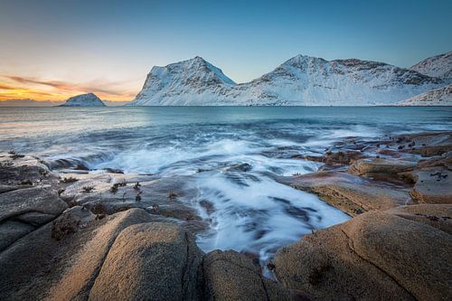 Zeegezicht met besneeuwde bergen