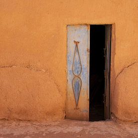 Traditioneel huis van klei en stro in Tinghir Marokko, aarde tint muur. van Marjolein Hameleers