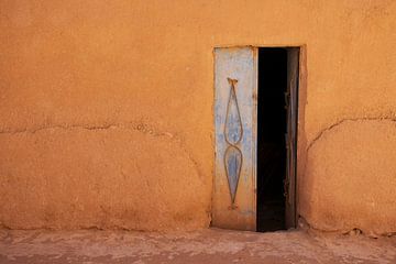 Maison traditionnelle d'argile et de paille à Tinghir Maroc, mur teinté terre. sur Marjolein Hameleers