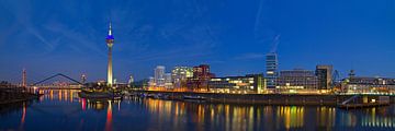 Düsseldorf Rheinturm von Volker Banken