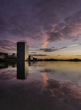 Sonnenaufgang am schönen Weerwater in Almere von Bianca Fortuin