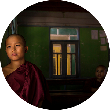 monnik in een klaslokaal van Antwan Janssen