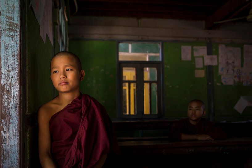 monnik in een klaslokaal van Antwan Janssen