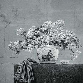Stilleben mit Blumen. Schwarz-weiß. von Alie Ekkelenkamp