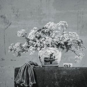 Nature morte aux fleurs. Noir et blanc. sur Alie Ekkelenkamp