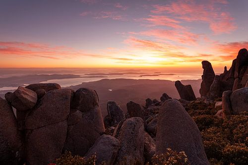 Rood oplichtende zonsopgang boven Mt Wellington bij Hobart, Tasmanië.