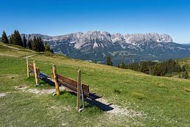 Bänke mit Blick auf den Wilden Kaiser in Tirol, Österreich von Sauerland-Fotos by Robin Deimel