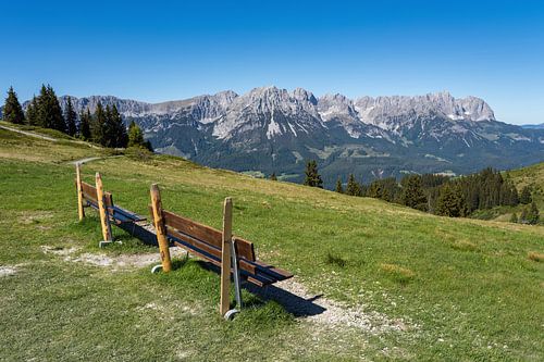 Bankjes met uitzicht op de Wilde Kaiser in Tirol, Oostenrijk