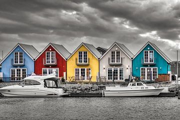 Huizen aan zee kleurkey van Wuzitours Fotografie