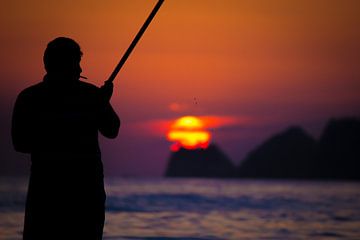 Pêcheur au coucher du soleil sur Rutger Haspers