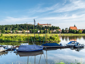 Blick auf das Elbufer in Pirna Sachsen