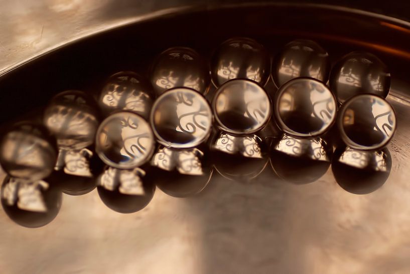 Reflections. Abstract beeld van bronskleurige bollen met hun spiegelbeeld. van Birgitte Bergman