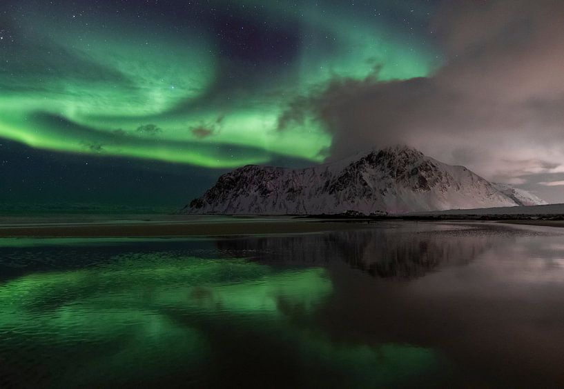 Prachtig Noorderlicht op het strand van Skagsanden op de Lofoten in Noorwegen van Jos Pannekoek