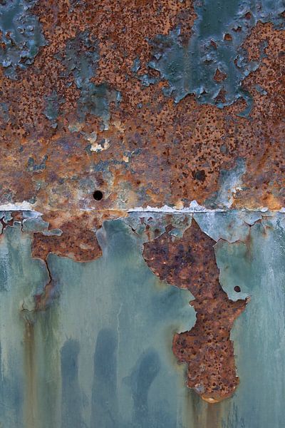 Detail van roestige container met turquoise kleur van Danielle Roeleveld