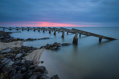 Gekleurde lucht boven de IJsbrekers van Marken