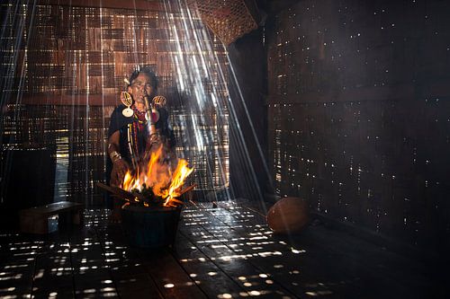 Chin vrouw met getatoeëerd gezicht in Myanmar