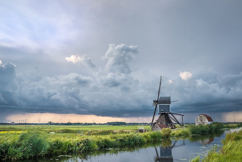 Windmühle unter einem stürmischen Himmel von Menno van der Haven