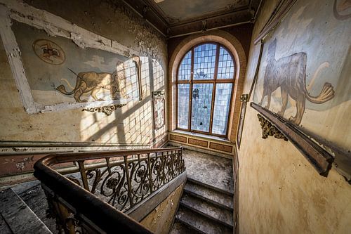 Treppenhaus mit Glasfenstern und Löwen von Inge van den Brande