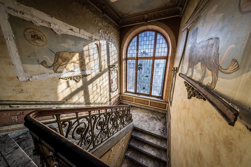 Treppenhaus mit Glasfenstern und Löwen von Inge van den Brande