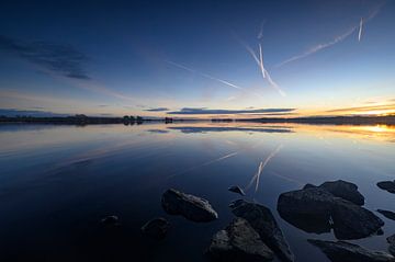 Zonsondergang aan een meer tijdens een koude wintermiddag van Sjoerd van der Wal