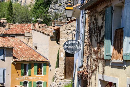 Huizen in het dorp Moustiers-Sainte-Marie in de Provence