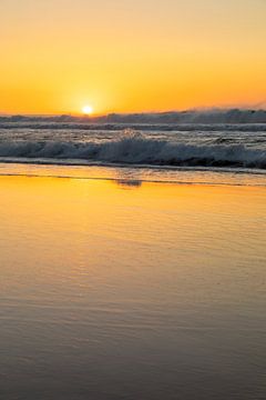 Golven op het strand bij zonsondergang van Markus Lange