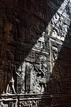 Un mur avec des hiéroglyphes à la lumière du soleil sur MADK