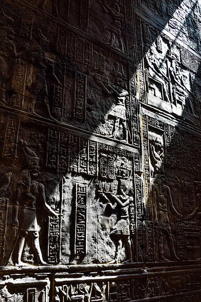 Un mur avec des hiéroglyphes à la lumière du soleil par MADK