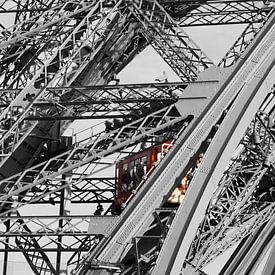 Eiffeltoren met rode lift. van Bas van Rooij